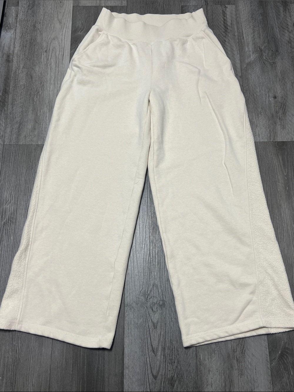 Aerie woman’s cream fleece wide leg pants w/ a classic ribbed waistband / Size